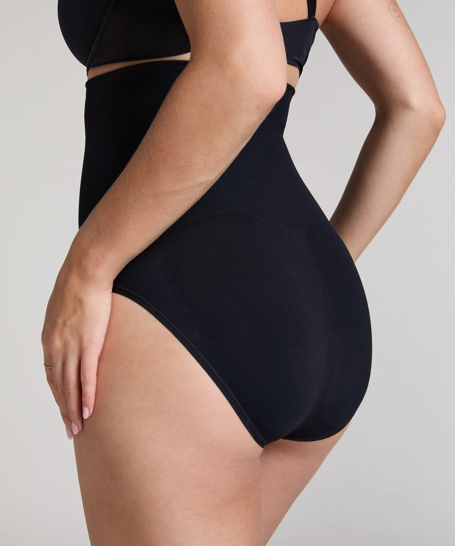 Hunkemöller Slip Rio Taille Haute Sans Coutures Mettant En Valeur La Silhouette- Noir 2 Hunkemöller Slip Rio Taille Haute Sans Coutures Mettant En Valeur La Silhouette- Noir – Image 2