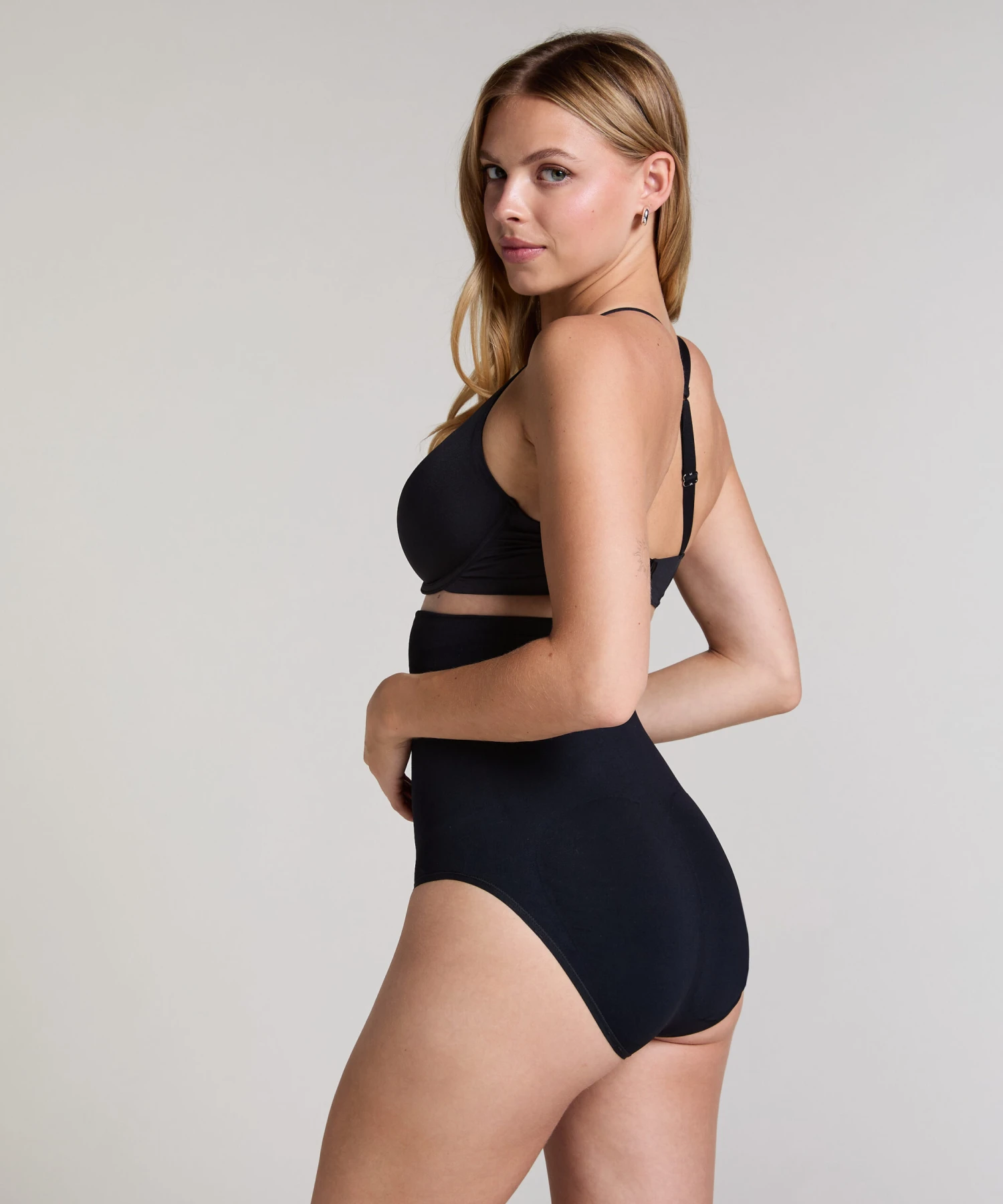 Hunkemöller Slip Rio Taille Haute Sans Coutures Mettant En Valeur La Silhouette- Noir 3 Hunkemöller Slip Rio Taille Haute Sans Coutures Mettant En Valeur La Silhouette- Noir – Image 3