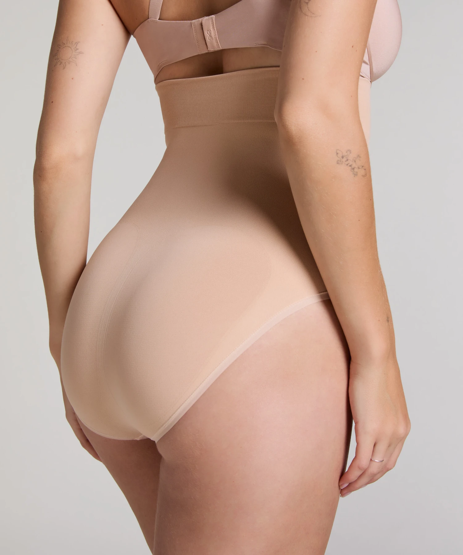 Hunkemöller Slip Rio Taille Haute Sans Coutures Mettant En Valeur La Silhouette- Beige 2 Hunkemöller Slip Rio Taille Haute Sans Coutures Mettant En Valeur La Silhouette- Beige – Image 2