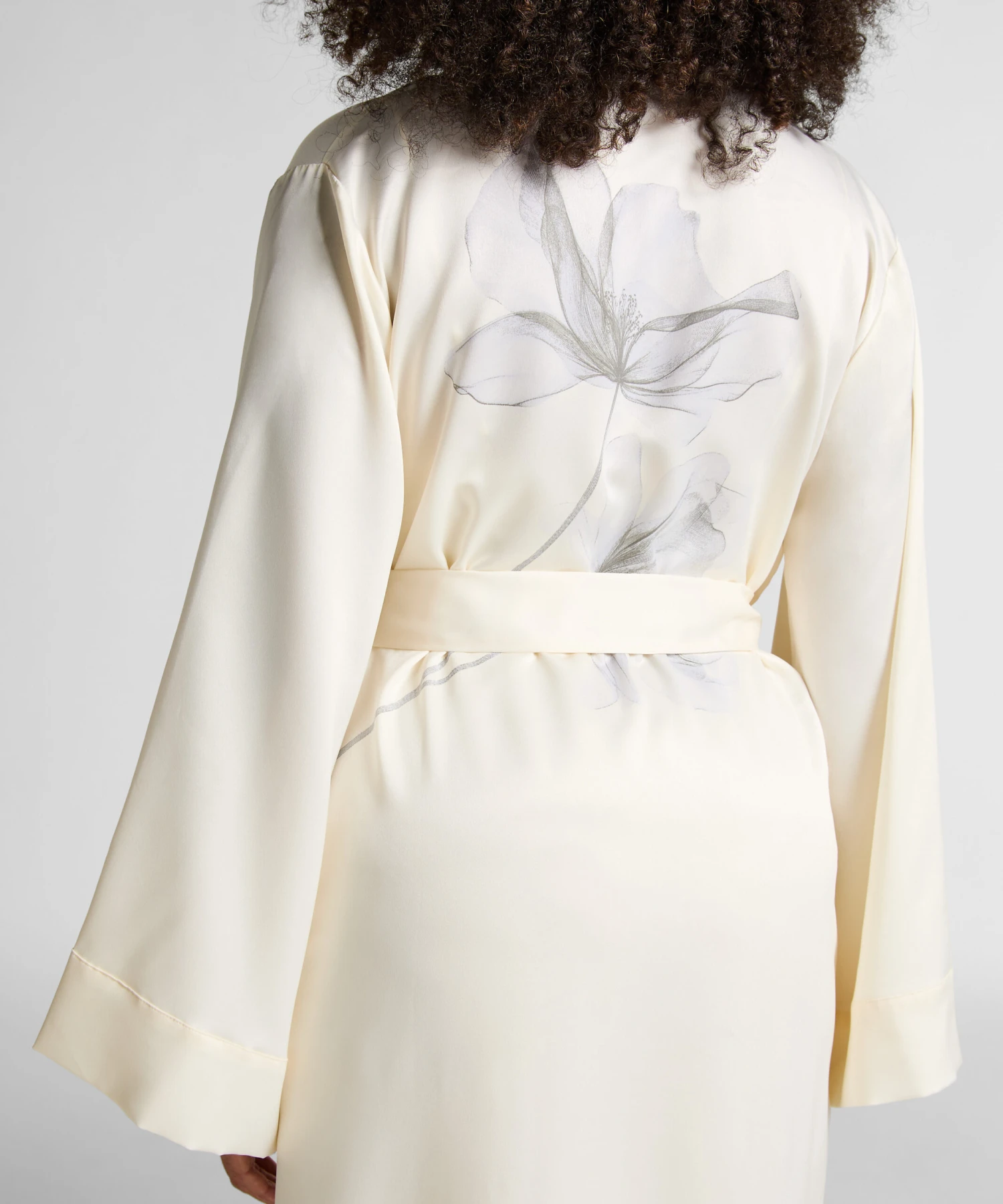 Hunkemöller Kimono Long Satin Floral- Blanc 2 Hunkemöller Kimono Long Satin Floral- Blanc – Image 2