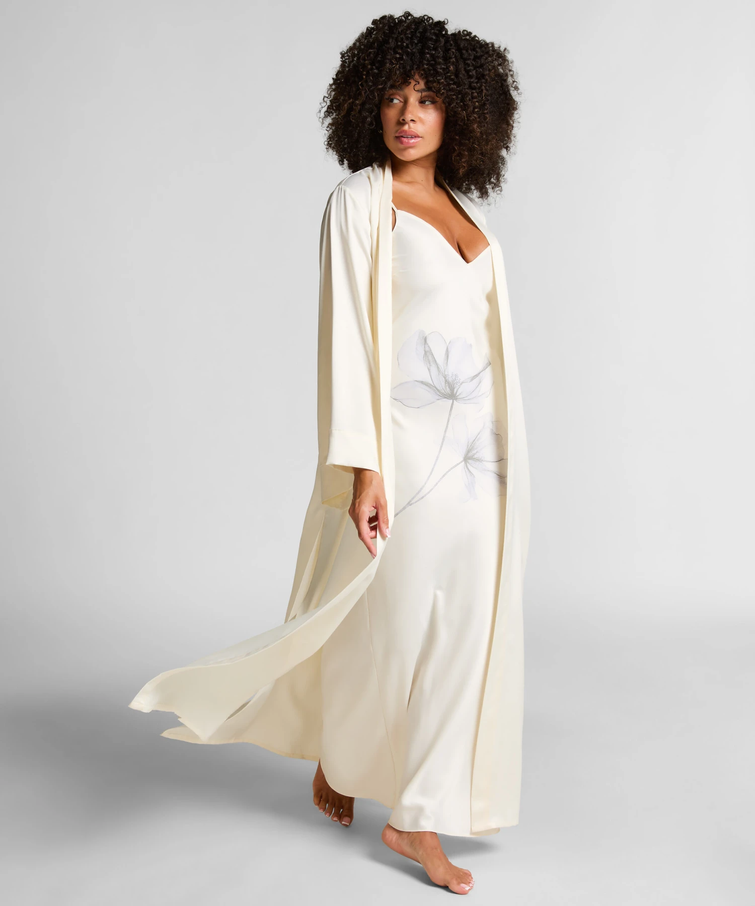 Hunkemöller Kimono Long Satin Floral- Blanc 3 Hunkemöller Kimono Long Satin Floral- Blanc – Image 3